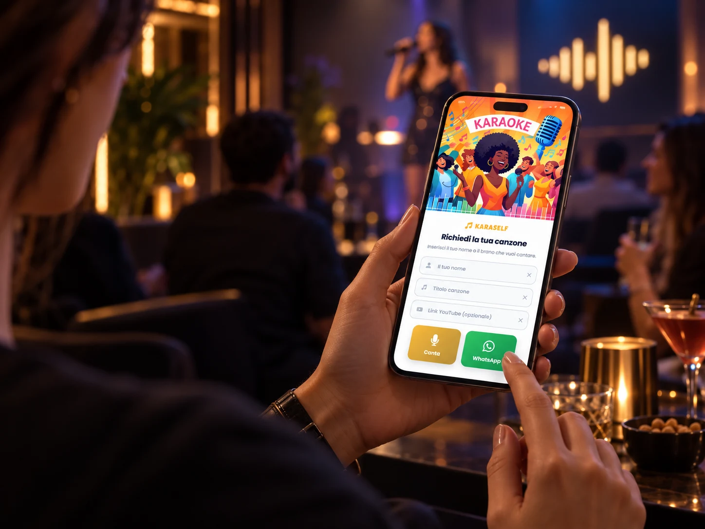 Persona che richiede una canzone con KaraSelf dal proprio smartphone durante una serata karaoke